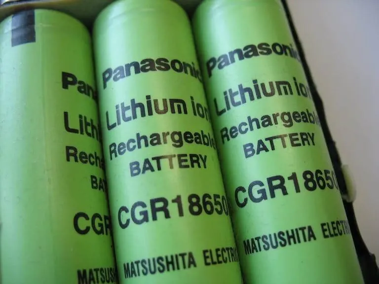 Trois cellules lithium-ion cylindriques Panasonic CGR18650.