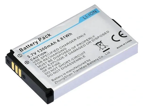 Un pack batterie lithium-ion plat portant les mentions 3,7 V, 1300 mAh, 4,81 Wh, du type utilisé dans les petits appareils.